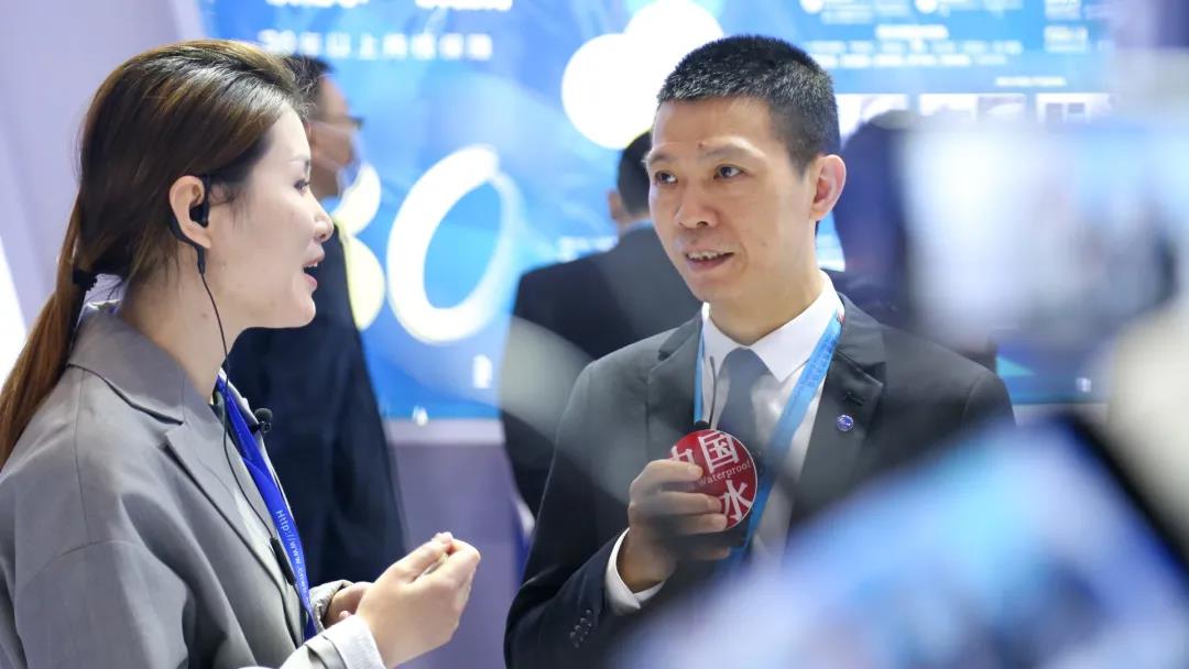 英国365上市官网股份集团总裁方勇接受媒体采访02.jpg 英国365上市官网股份集团总裁方勇接受媒体采访02.jpg