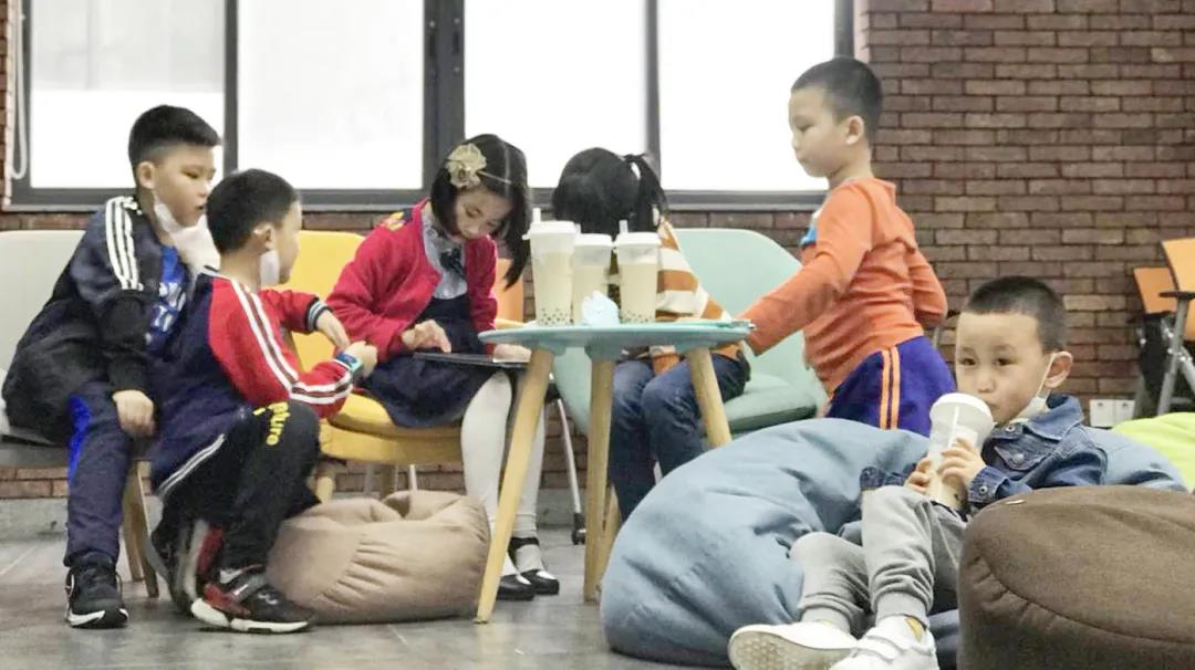 带娃上班.jpg 带娃上班.jpg